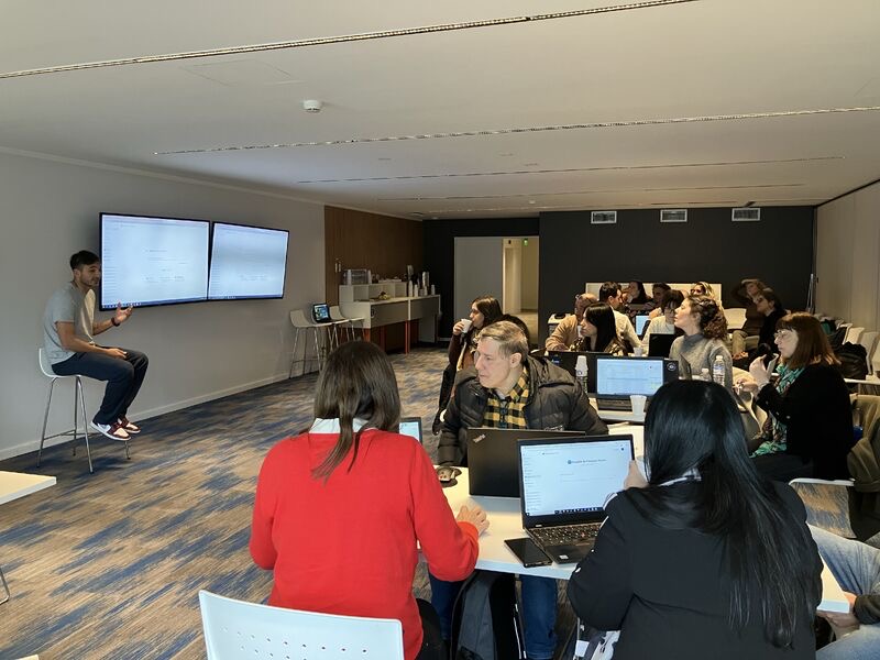 Matias Venutolo teaching a class at Banco Ciudad’s AI Academy